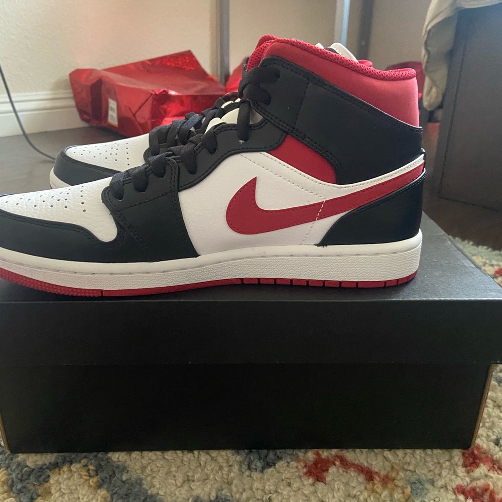 Jordan 1 Mid